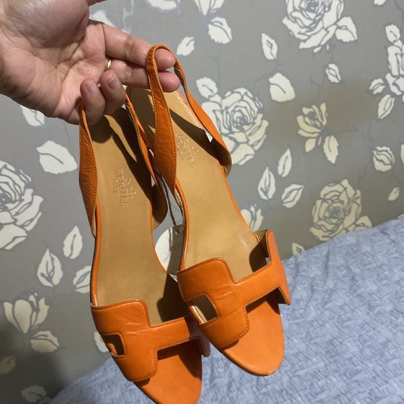 Sz 37 Hermes sandals short heels signs of wear on the bottom and some few scuffs - Picture 9 of 15